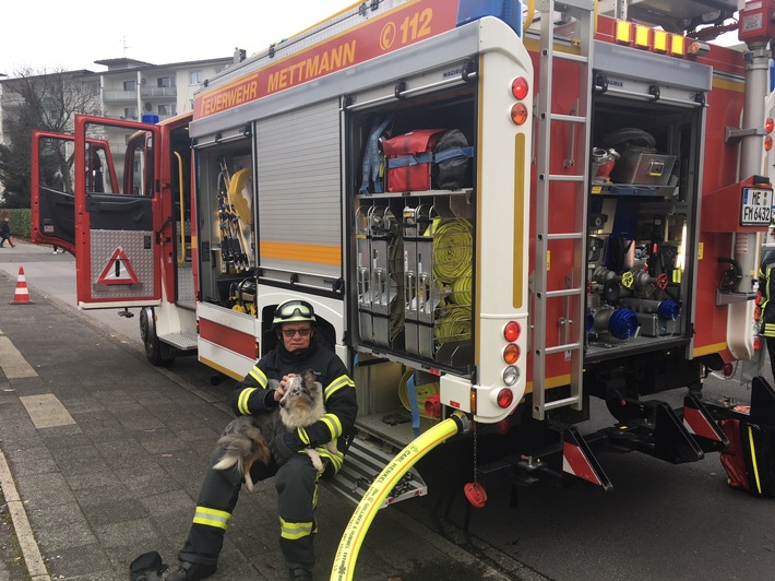 FW Mettmann: Feuerwehr Mettmann rettet Vierbeiner aus verrauchter Wohnung