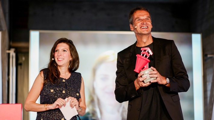scoop Award 2025 für den Podcast "OK, America?" an Rieke Havertz (per Video zugeschaltet) und Klaus Brinkbäumer, der die Auszeichnung von Laudatorin Damla Hekimoglu (Tagesschau) entgegennahm. / Weiterer Text über ots und www.presseportal.de/nr/8218 / Die Verwendung dieses Bildes für redaktionelle Zwecke ist unter Beachtung aller mitgeteilten Nutzungsbedingungen zulässig und dann auch honorarfrei. Veröffentlichung ausschließlich mit Bildrechte-Hinweis.