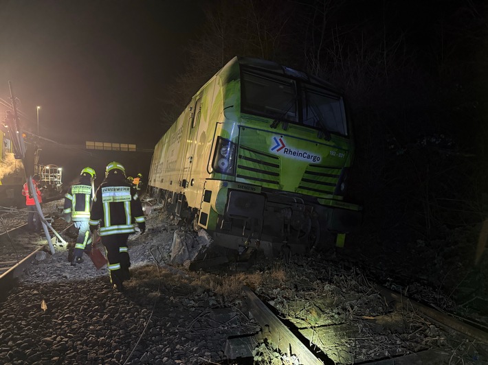 Feuerwehr MTK: Triebfahrzeug entgleist in Hattersheim - Feuerwehr dichtet undichten Öltank ab