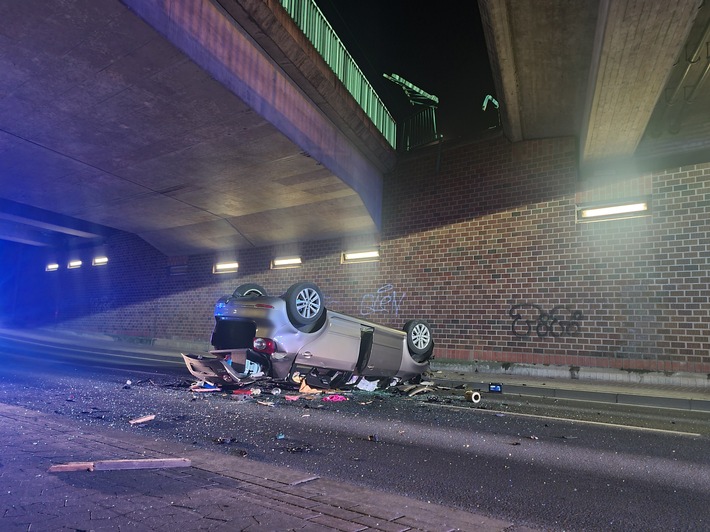 FW Lehrte: Verkehrsunfall: PKW durchbricht Brückenabsperrung und stürzt mit Fahrerin 7 Meter von Brücke in die Tiefe
