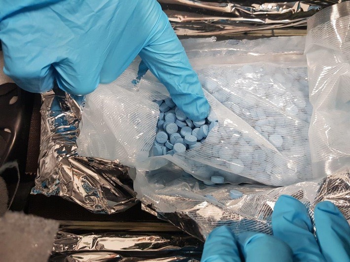 HZA-AC: Amphetaminöl und Ecstasy - Zoll nimmt Drogenkuriere fest / Bei Hückelhoven finden Zollbeamtinnen und Zollbeamte über vier Liter Amphetaminöl und fast zweieinhalb Kilo Ecstasy-Pillen.
