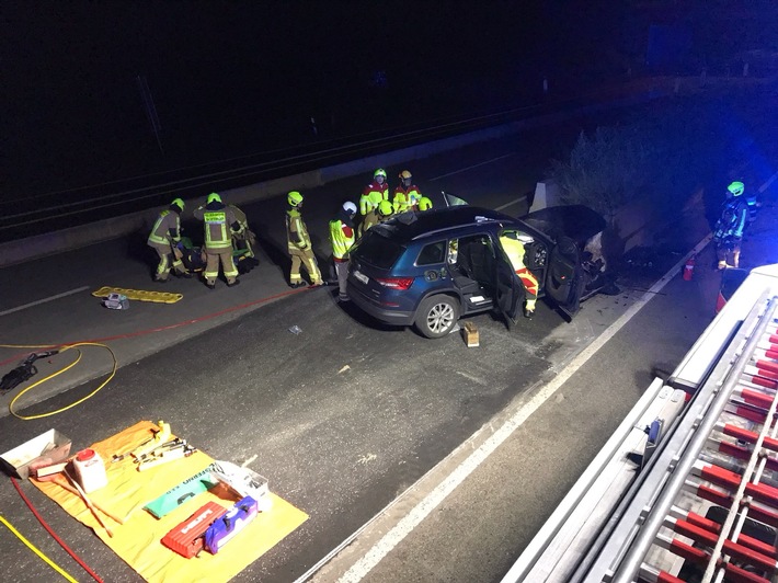 FW-BOT: Verkehrsunfall auf der A2 - eine Person im Fahrzeug eingeklemmt