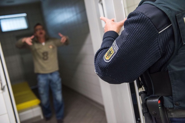 BPOL NRW: Widerstand bei Festnahme am Flughafen Köln/Bonn - 
Freundin verhindert Erzwingungshaft