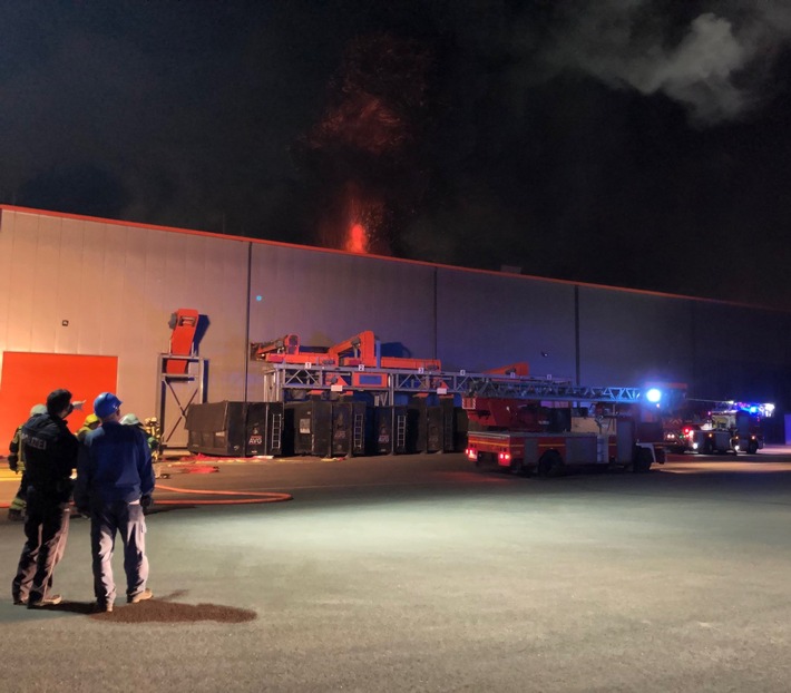 POL-WES: Rheinberg - Brand in einer Werkshalle