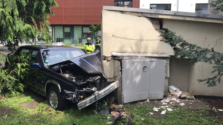POL-HM: Volvo prallt gegen Garage - Feuerwehr und THW im Einsatz
