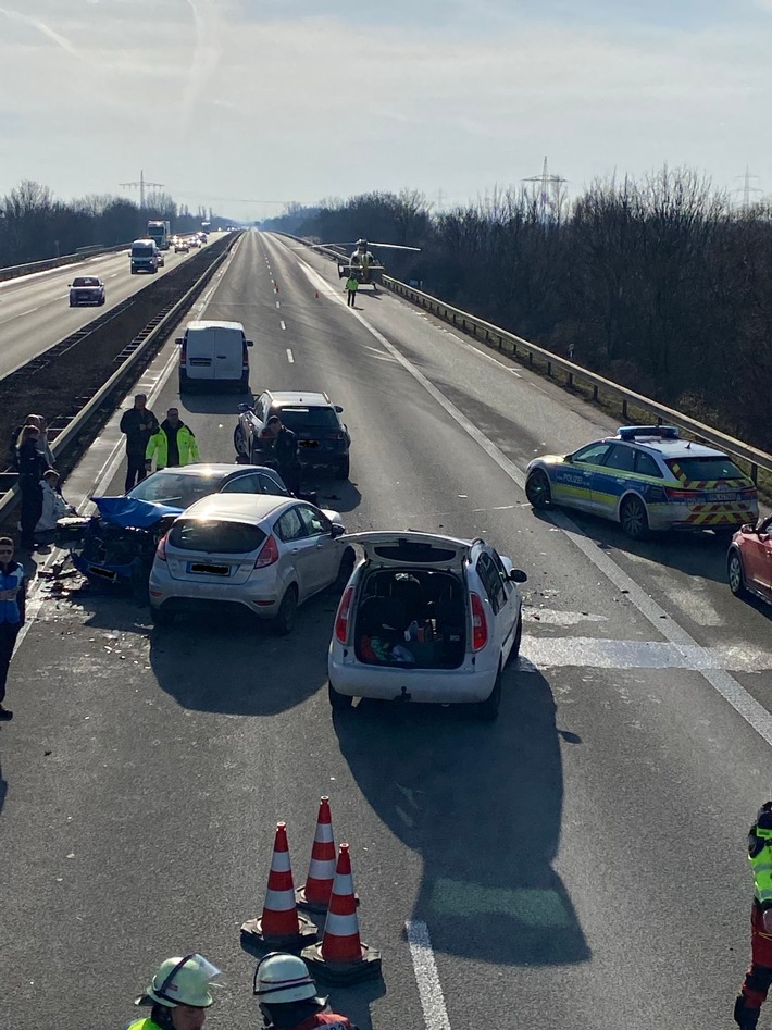 POL-PDNW: Polizeiautobahnstation Ruchheim Unfall mit mehreren Fahrzeugen, zeitweise Vollsperrung der Autobahn