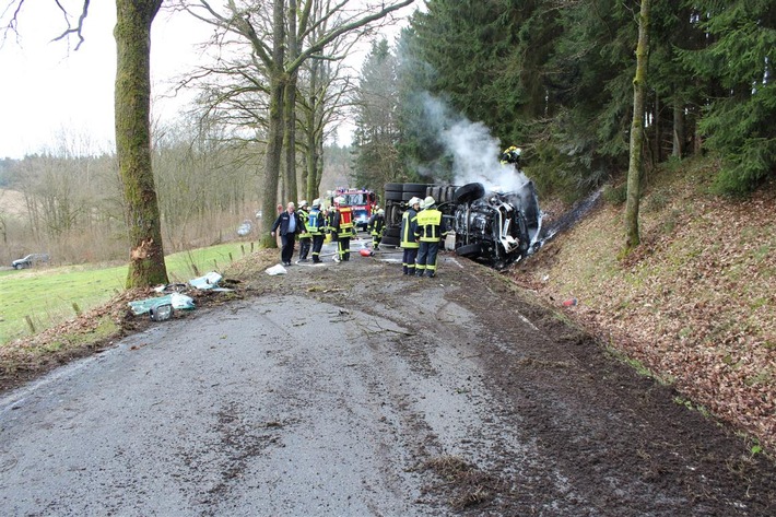 POL-PDNR: Schwerer Verkehrsunfall mit Lkw und unerlaubtem Entfernen von der Unfallstelle