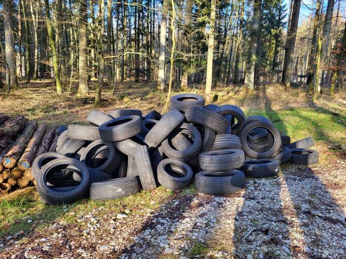 POL-UL: (BC) Laupheim - Altreifen entsorgt / In den vergangenen Tagen hatte ein Unbekannter in einem Waldstück bei Laupheim eine größere Menge Reifen entsorgt.