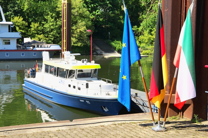 POL-DU: Neues Rheinstreifenboot für die Wasserschutzpolizeiwache Emmerich