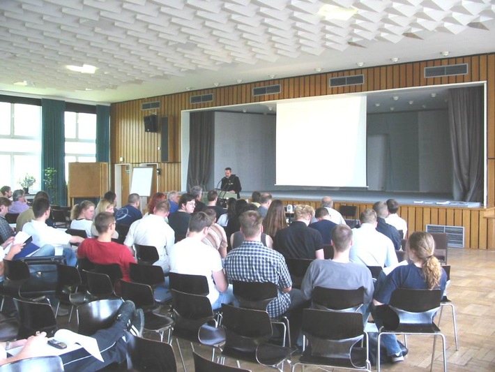 POL-GOE: (530/03) "Es gibt keinen reinen Satanismus" - Ingolf Christiansen an der Fachhochschule