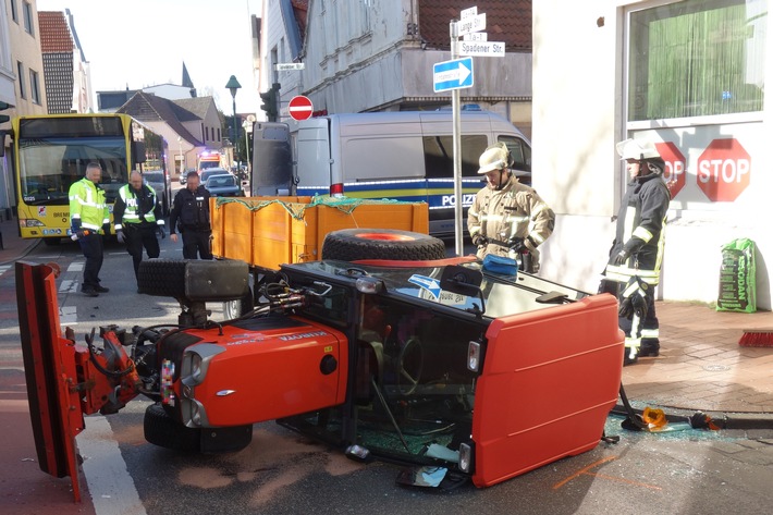 FW Bremerhaven: Verkehrsunfall mit Kleintraktor