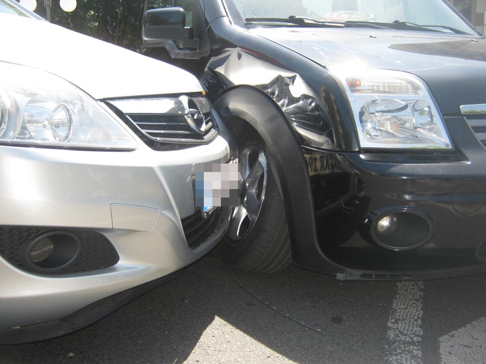 POL-PDNW: Bei Verkehrsunfall durch Ladung leicht verletzt