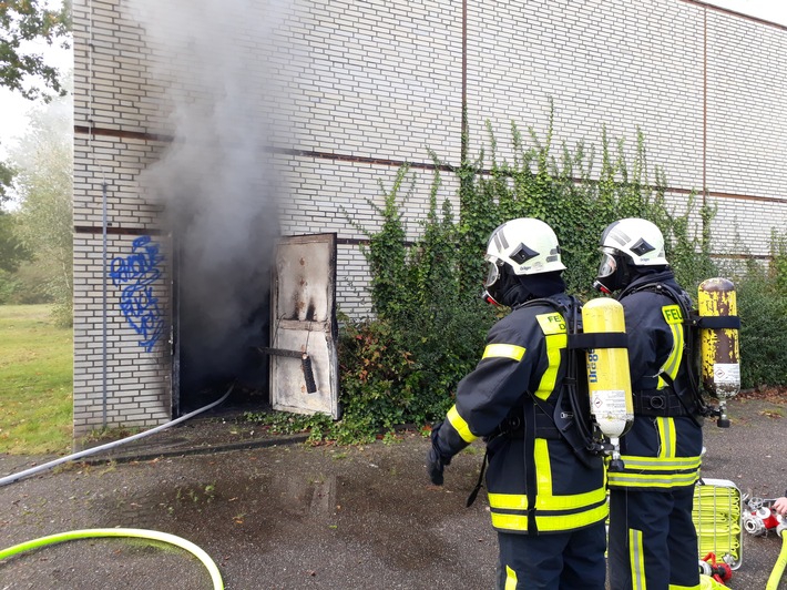 FW-Dorsten: Brand in einer Sporthalle mit Gebäudeschaden.