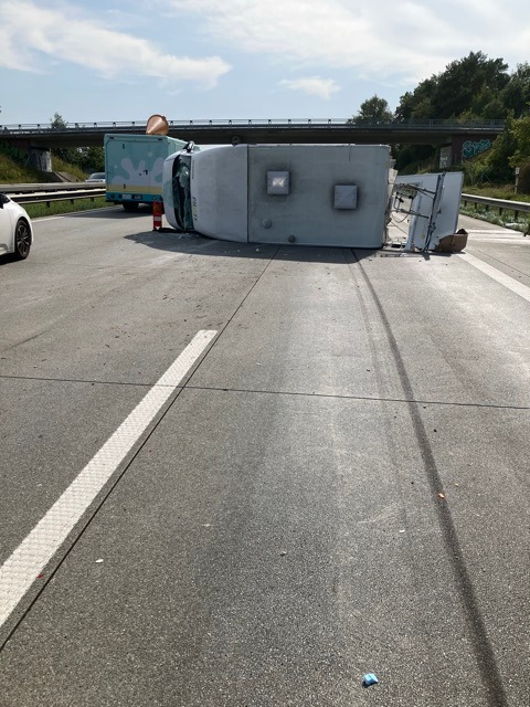 POL-ROW: ++ A1: Schwerer Verkehrsunfall mit mehrstündiger Vollsperrung ++ Schwerpunktkontrollen Geschwindigkeit/Abstand: Ergebnisse ++