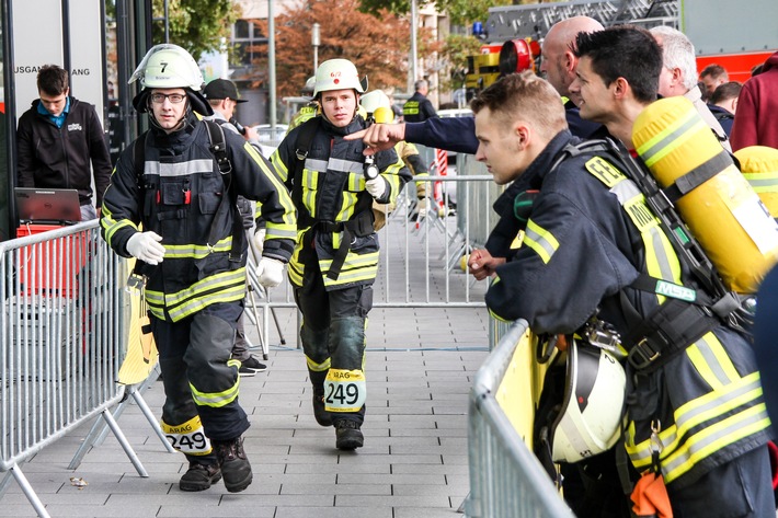 FW-KLE: Bedburg-Hauer Feuerwehrmann Lukas Schiemann beim 9. Skyrun der Feuerwehr Düsseldorf