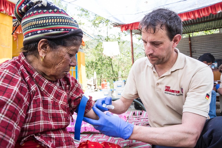 Johanniter leisten medizinische Nothilfe in Nepal / Verletzte in den entlegenen Bergregionen brauchen dringend Hilfe