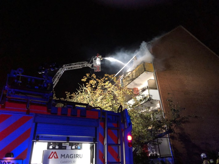 FW-BOT: Brand auf Balkon über Drehleiter gelöscht