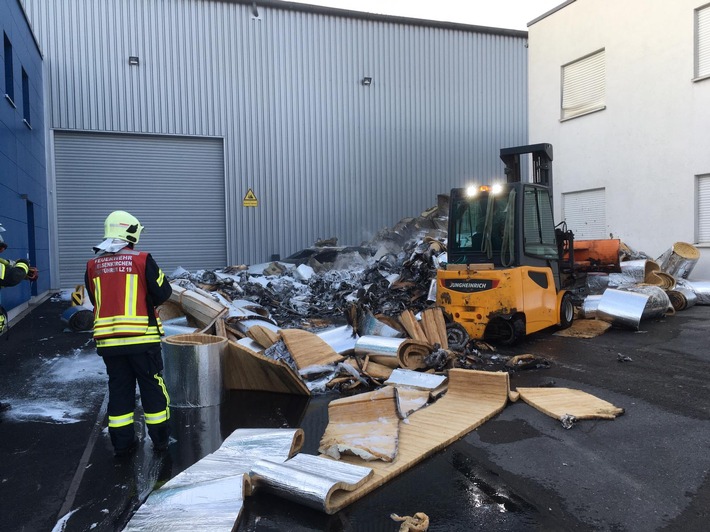 FW-GE: Feuer auf Freigelände eines Baustoffhandels in Schalke Nord zerstört Dämmmaterial und Pkw / Das Übergreifen der Flammen auf angrenzende Betriebsgebäude kann erfolgreich verhindert werden