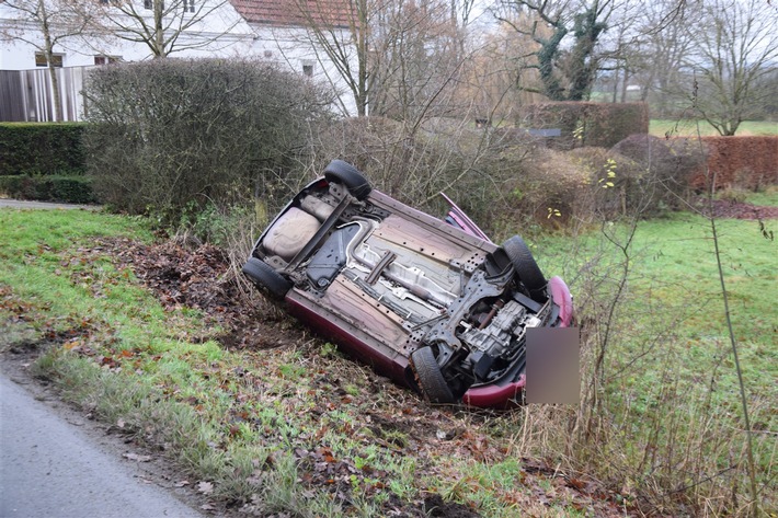 POL-HF: 26-Jährige kommt von der Straße ab - Auto überschlägt sich