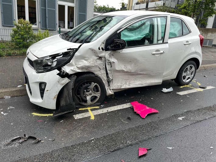 POL-RBK: Bergisch Gladbach - Kollision zweier Autos