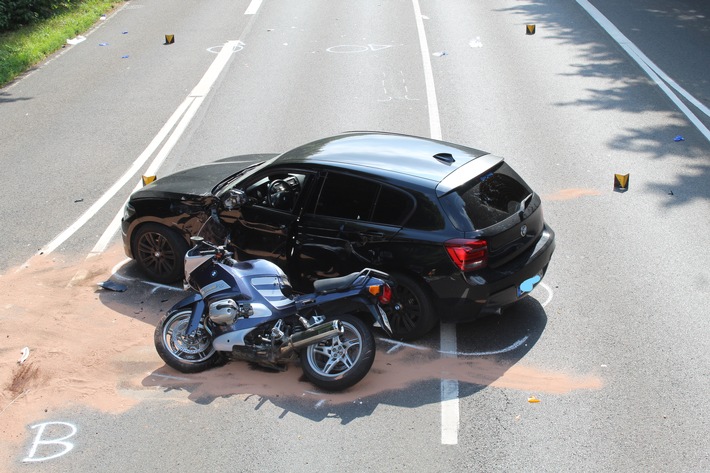 POL-AC: Schwerer Verkehrsunfall auf dem Willy-Brandt-Ring; Motorradfahrer und Sozia schwer verletzt