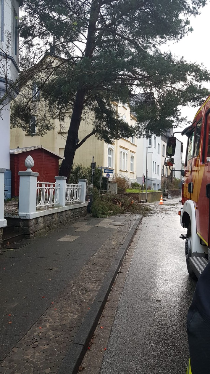 FW-EN: Wetter - Sabine beschäftigt Feuerwehr Wetter (Ruhr) seit Sonntag