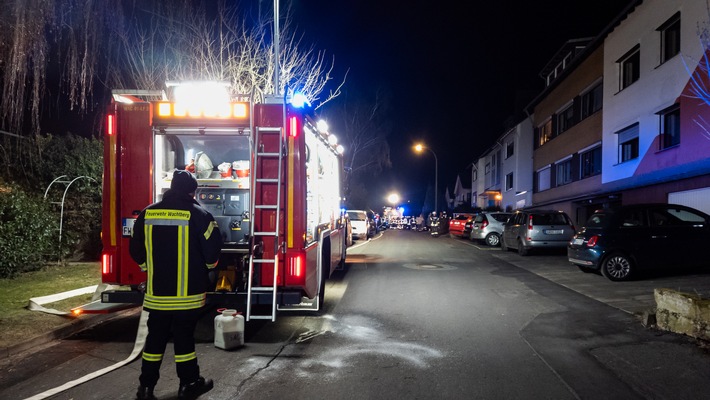 FW Wachtberg: Kaminbrand entwickelt sich schnell zu Dachstuhlbrand in Wachtberg-Niederbachem