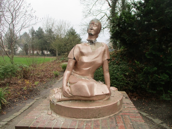 POL-WHV: Zerstörung einer Statue im Stadtpark Wilhelmshaven - Zeugenaufruf