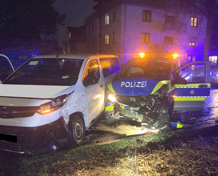 POL-MI: Sechs Verletzte: Auto kollidiert mit Streifenwagen