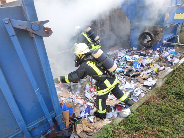 FW-DO: Brennende Müllpresse sorgt für leichte Verrauchung im Lagerbereich eines Lebensmitteldiscounters // Keine Verletzten