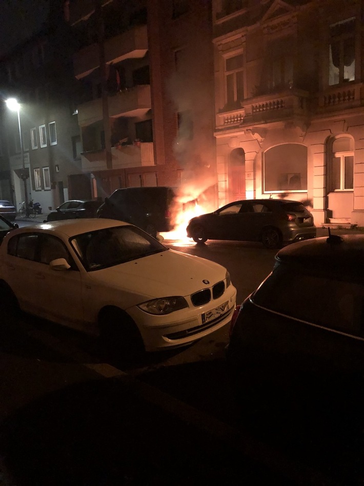 POL-AC: Zwei Autos bei Brand stark beschädigt - Hinweise auf Brandstiftung