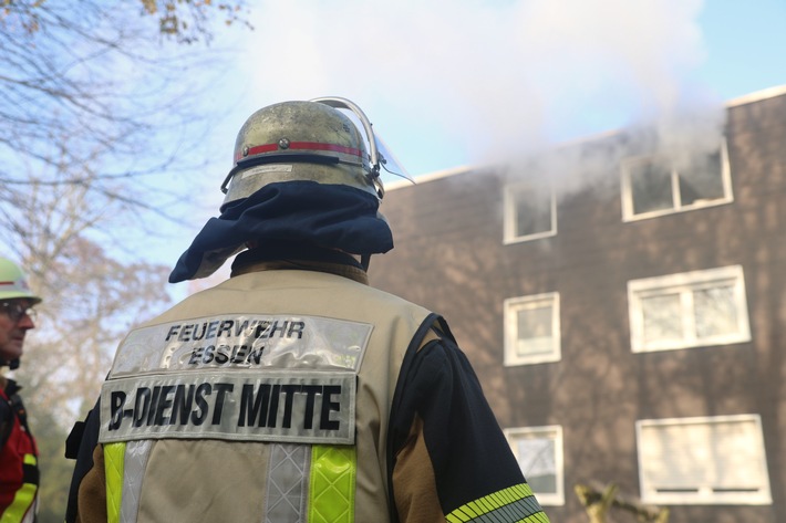 FW-E: Rauchentwicklung in Mehrfamilienhaus - Feuerwehr löscht Brand in Überruhr-Holthausen