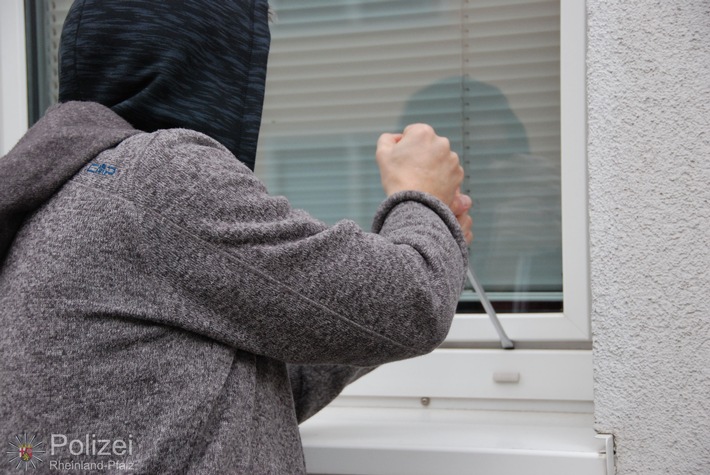 POL-PPTR: Einbrecher versuchen, in Wohnungen von zwei Mehrfamilienhäusern einzudringen