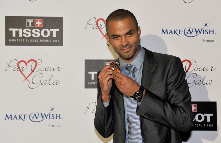 Par Coeur Gala de Lyon: Tissot remet à Tony Parker sa montre en édition limitée