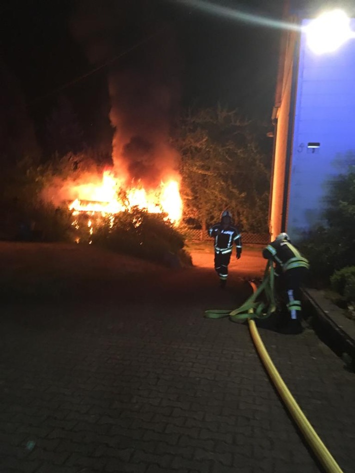 FW-EN: Feuer, Wasser und ein Verkehrsunfall beschäftigen die Einsatzkräfte der Freiwilligen Feuerwehr