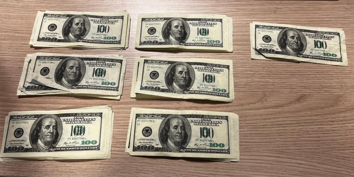 BPOL NRW: Mann versucht gefälschte Dollarscheine einzuzahlen - Bundespolizei zieht Falschgeld ein +++Foto+++