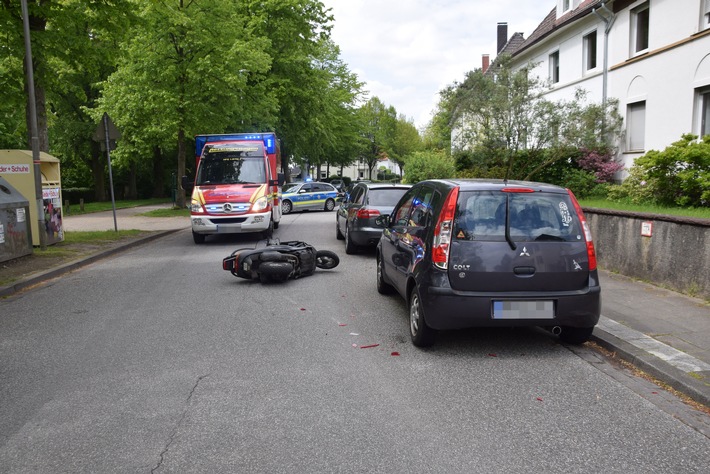 POL-HF: Verkehrsunfall - 
Rollerfahrer fährt in parkenden PKW