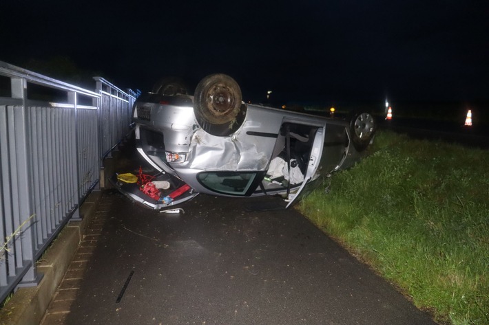 POL-HF: Verkehrsunfall mit Flucht - PKW landet auf dem Dach und der Fahrer entfernt sich von der Unfallstelle
