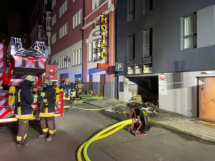 FW-E: Mehrere Müllcontainer brennen mit starker Rauchentwicklung in einer Hofdurchfahrt eines Hotels - keine Verletzten