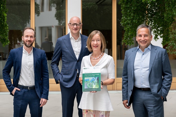 Vorstellung des Biotech-Reports 2021 von vfa bio und Boston Consulting Group (BCG) am 29.06.2021 in Berlin. V.l.n.r.: Jens Machemehl (vfa Kommunikation), Dr. Jürgen Lücke (Senior Partner BCG, Studienautor), Dr. Sabine Sydow (Leiterin vfa bio) und Dr. Frank Mathias (Vorsitzender von vfa bio und CEO von Rentschler Biopharma). Foto zur Berichterstattung frei mit Quellenangabe: vfa bio / Crispin I. Mokry. / Weiterer Text über ots und www.presseportal.de/nr/38861 / Die Verwendung dieses Bildes ist für redaktionelle Zwecke unter Beachtung ggf. genannter Nutzungsbedingungen honorarfrei. Veröffentlichung bitte mit Bildrechte-Hinweis.