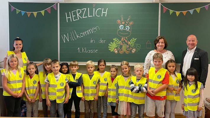 Schulstart darf keine Frage des Geldbeutels sein / Kiwanis-Clubs unterstützen Kinder bundesweit mit Schulranzen, Warnwesten und Bildungsprojekten
