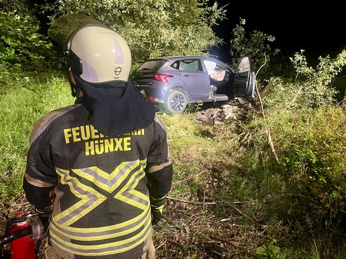 FW Hünxe: Verkehrsunfall endet glimpflich - Betriebsmittel laufen aus