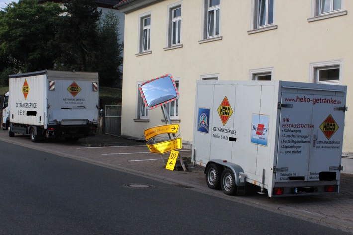 POL-PDKL: LKW weicht aus und prallt gegen Hinweistafel