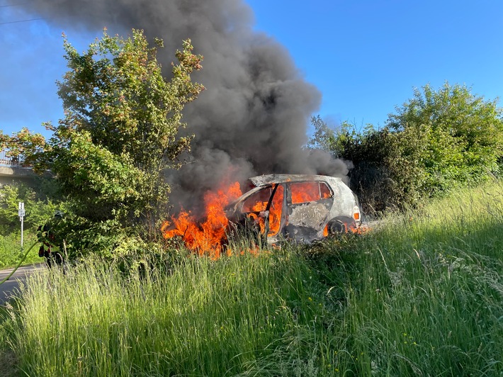 POL-PDTR: Verkehrsunfall mit brennendem Pkw und schwer verletzter Person auf B51