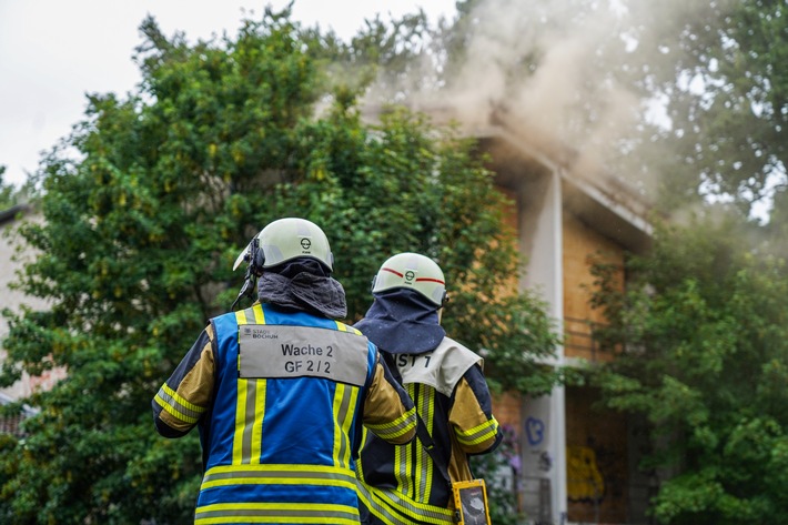 FW-BO: Rauchentwicklung in ehemaligem Schulgebäude - Feuer im ersten Obergeschoss zügig gelöscht