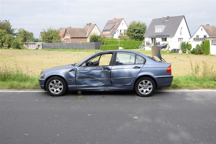 POL-HF: Verkehrsunfall - BMW stößt gegen Laternenmast