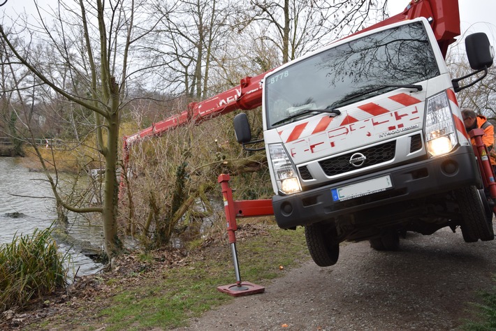 FW-MH: Arbeitskorb kippt in Teich. Riesenglück für Arbeiter.