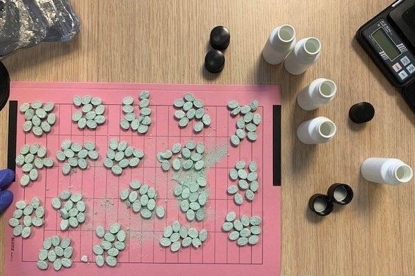 BPOLI MD: Bundespolizei stellt vermutlichen Drogendealer: 180 Ecstasy- Tabletten, knapp 1400 Euro und 5 Mobiltelefone