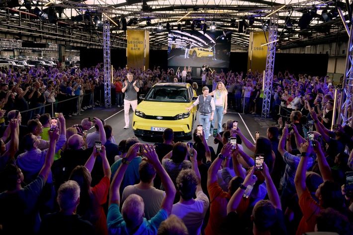 Dr. Christian Weingärtner, Managing Direktor Ford Deutschland, Österreich und Schweiz, enthüllt den neuen vollelektrischen Ford Capri vor 2.000 Kölner Ford BeschäftigtenMit im Bild Jonathan Williams, General Manager Ford Blue & Model e, Ford Europa (ganz links) und Anna Lena Strigel, Direktor Sales & Brand Management Model e, Ford Europa (ganz rechts) / Weiterer Text über ots und www.presseportal.de/nr/6955 / Die Verwendung dieses Bildes für redaktionelle Zwecke ist unter Beachtung aller mitgeteilten Nutzungsbedingungen zulässig und dann auch honorarfrei. Veröffentlichung ausschließlich mit Bildrechte-Hinweis.