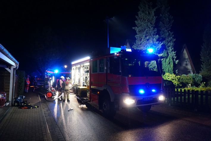 FW Norderstedt: Buschberger Weg - Feuer in einem Einfamilienhaus